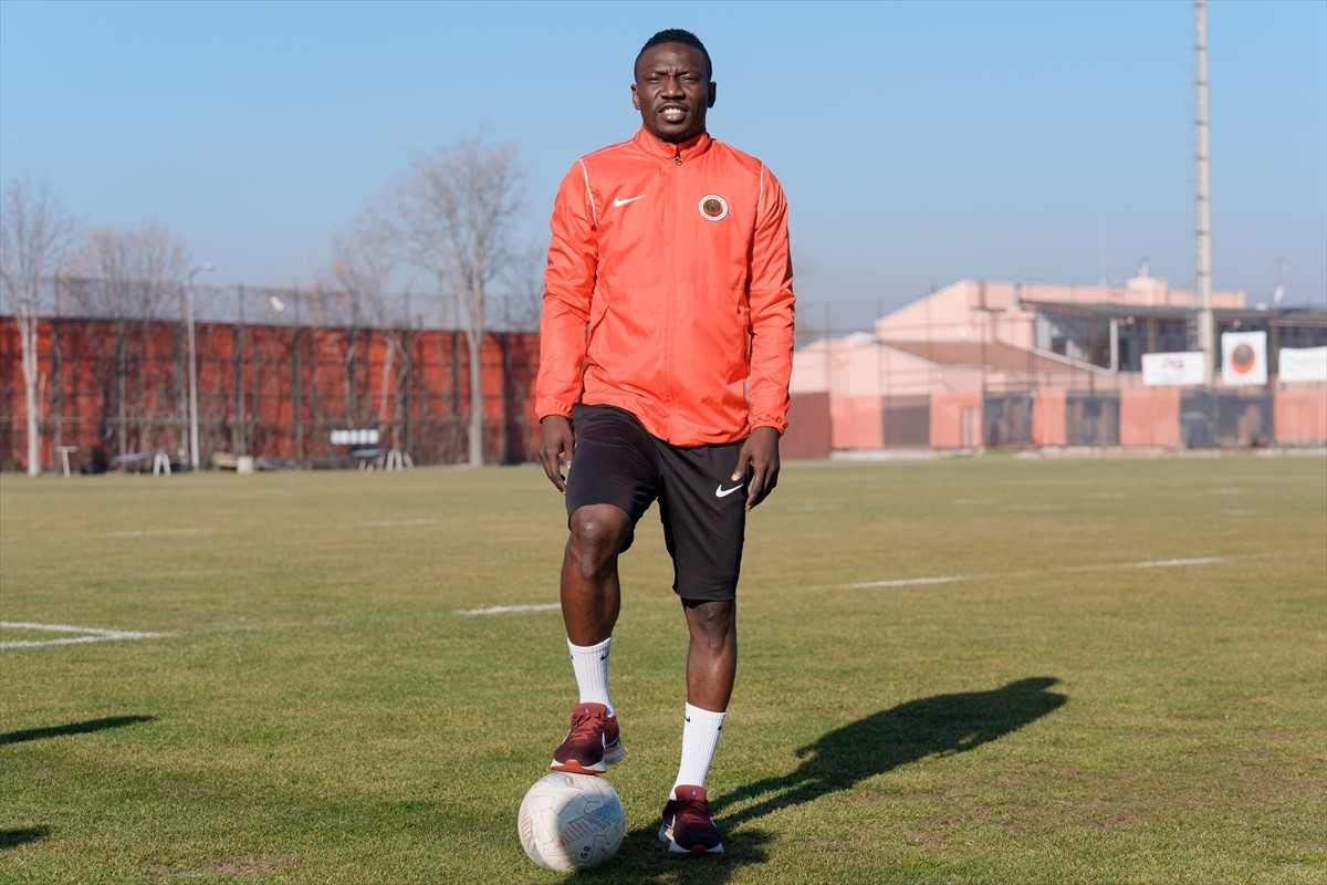 Gençlerbirliği'nin Nijeryalı futbolcusu Peter Etebo, Beştepe İlhan Cavcav Tesisleri'nde AA...