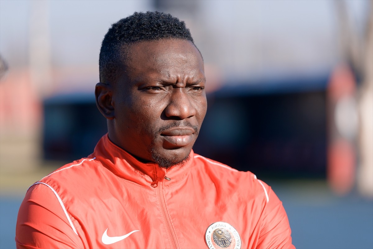 Gençlerbirliği'nin Nijeryalı futbolcusu Peter Etebo, Beştepe İlhan Cavcav Tesisleri'nde AA...