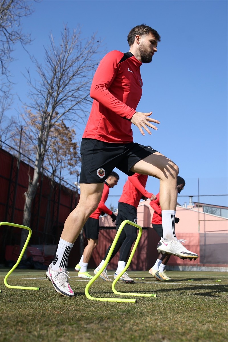 Gençlerbirliği, Trendyol 1. Lig'in 22. haftasında sahasında Alagöz Holding Iğdır FK ile oynayacağı...