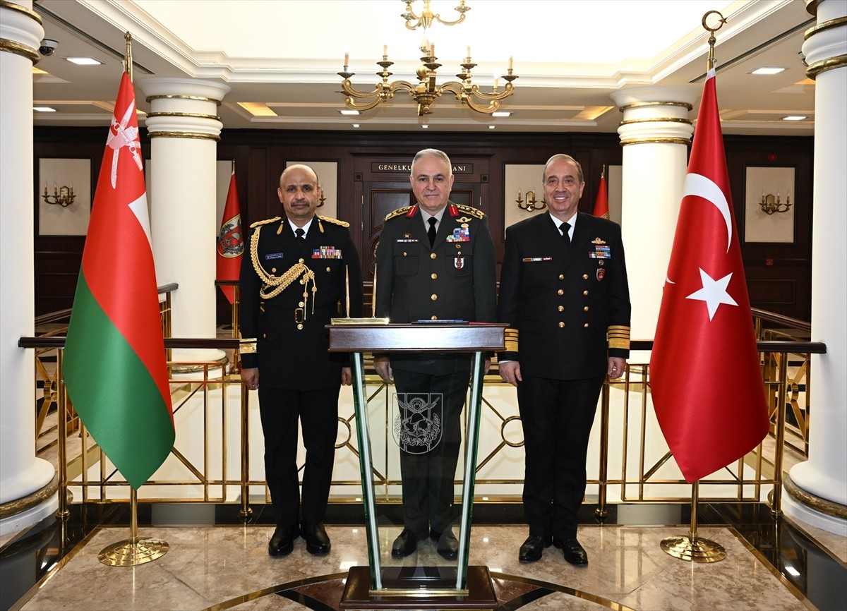 Genelkurmay Başkanı Orgeneral Metin Gürak (ortada), Deniz Kuvvetleri Komutanı Oramiral Ercüment...