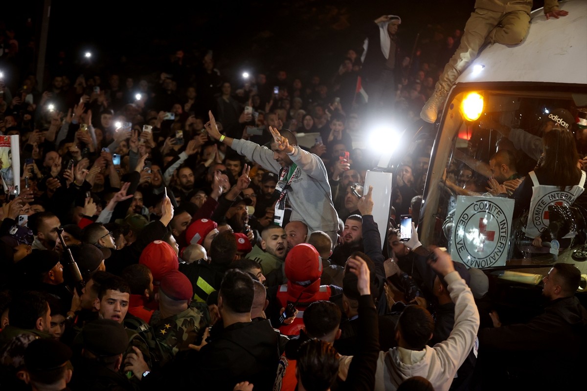 Hamas ile İsrail arasındaki esir takasının üçüncü turunda 110 Filistinli esir özgürlüğe kavuştu....