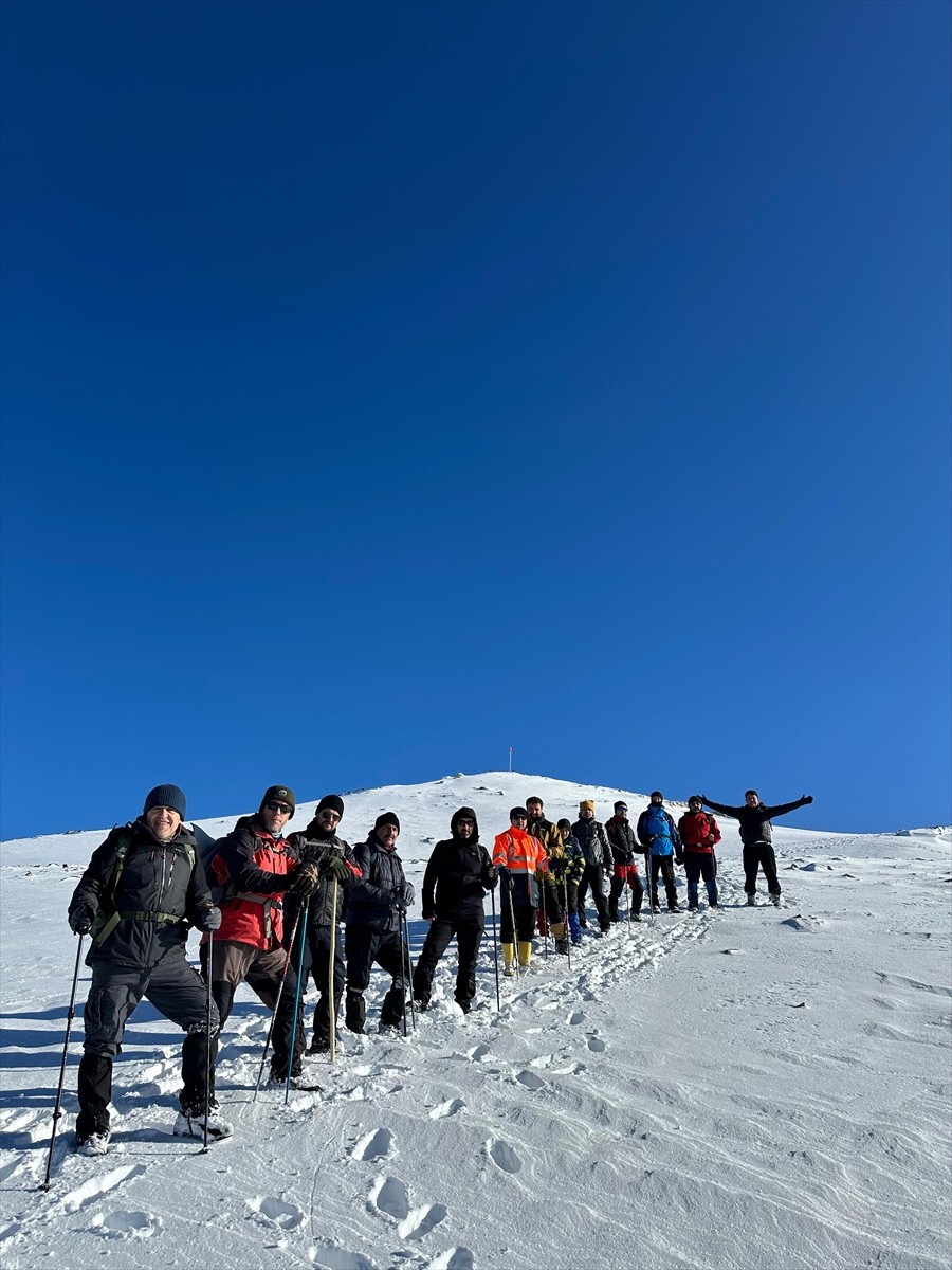 Hatay'da bir grup dağcı, Amanos Dağları'nın zirvesindeki yıpranan Türk bayrağını değiştirdi. Dağ...