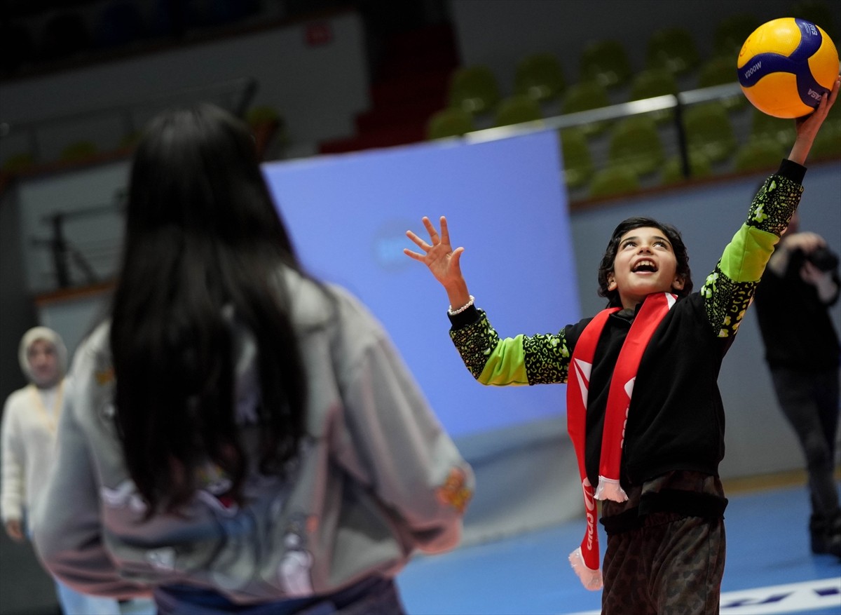 Hatay'ın Kırıkhan ilçesinde soğan torbalarını dikerek voleybol filesi yapan ve sosyal medyada ilgi...