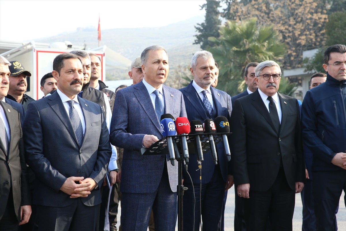 Hatay'ın Reyhanlı ilçesindeki Cilvegözü Sınır Kapısı'nı ziyaret eden İçişleri Bakanı Ali...