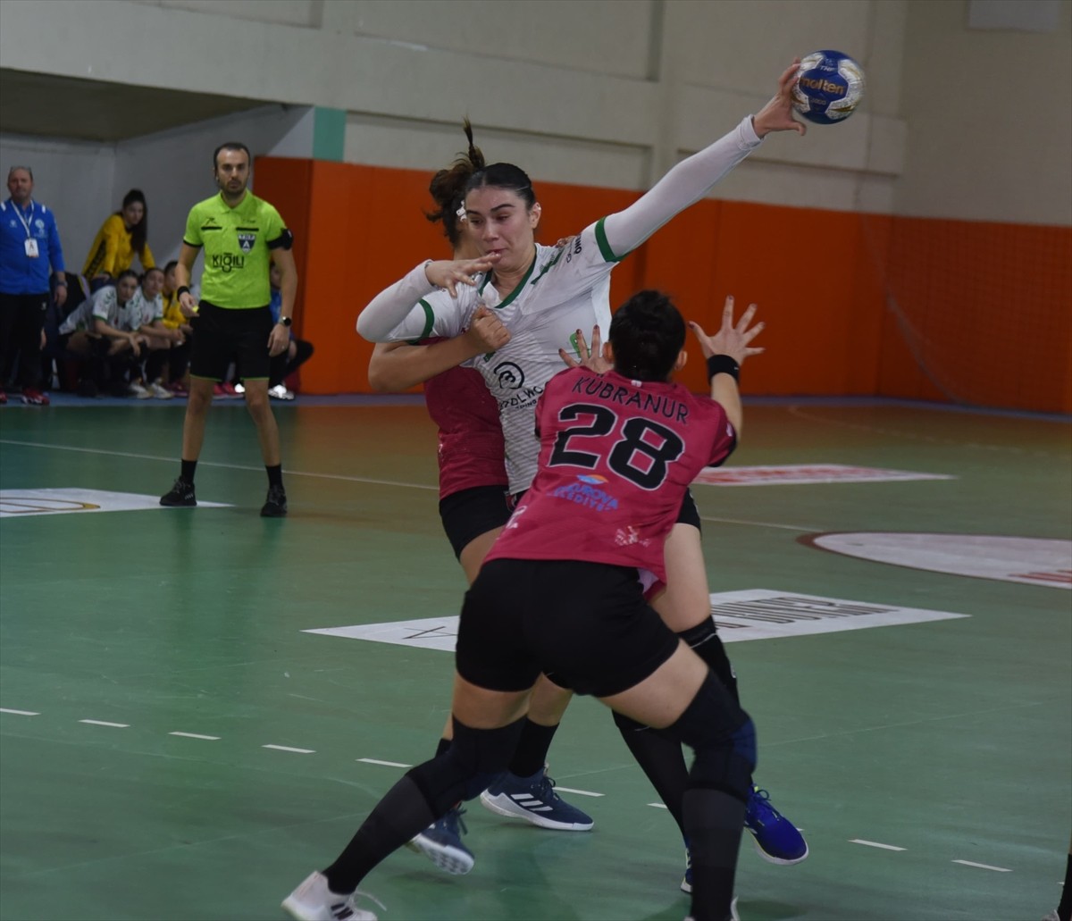 Hentbol Kadınlar Süper Lig'in 13. haftasında Görele Belediyespor ile Adasokağı, Görele 13 Şubat...