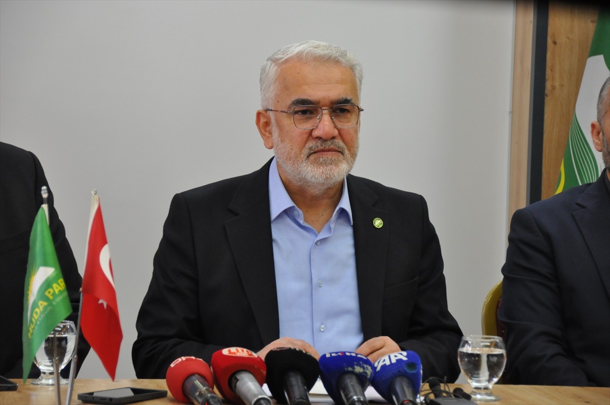 Hür Dava Partisi (HÜDA PAR) Genel Başkanı Zekeriya Yapıcıoğlu (ortada), merkez Artuklu ilçesindeki...