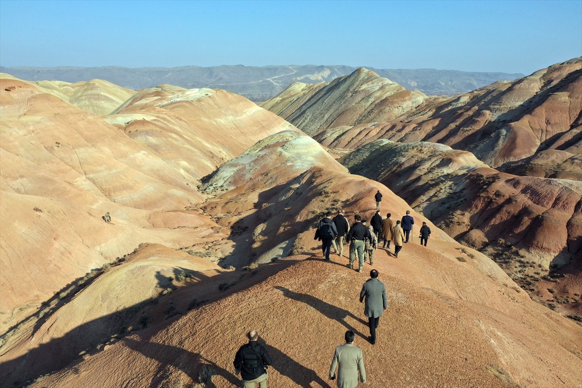 Iğdır'da bulunan Gökkuşağı Tepeleri'nin turizme kazandırılması için hazırlanan proje, destek...