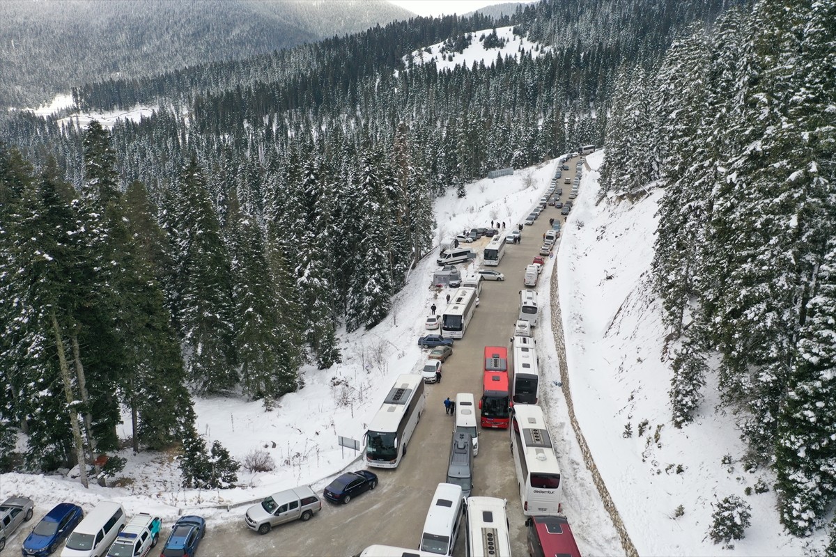 Ilgaz Dağı'ndaki Yurduntepe Kayak Merkezi'nde yarıyıl tatili ve hafta sonu nedeniyle yoğunluk...