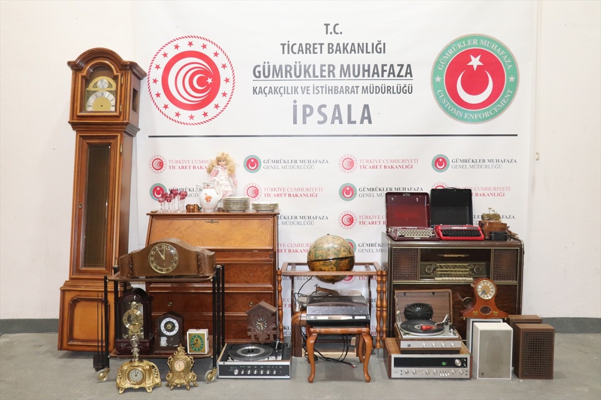  İpsala Sınır Kapısı'nda şüphe üzerine durdurulan minibüste, antika niteliği taşıyan 62 eşya ele...