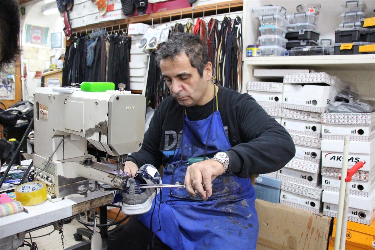 Isparta'da ayakkabı tamircisi İsmail Tekeli, babasından devraldığı mesleği 40 yıldır özveriyle...