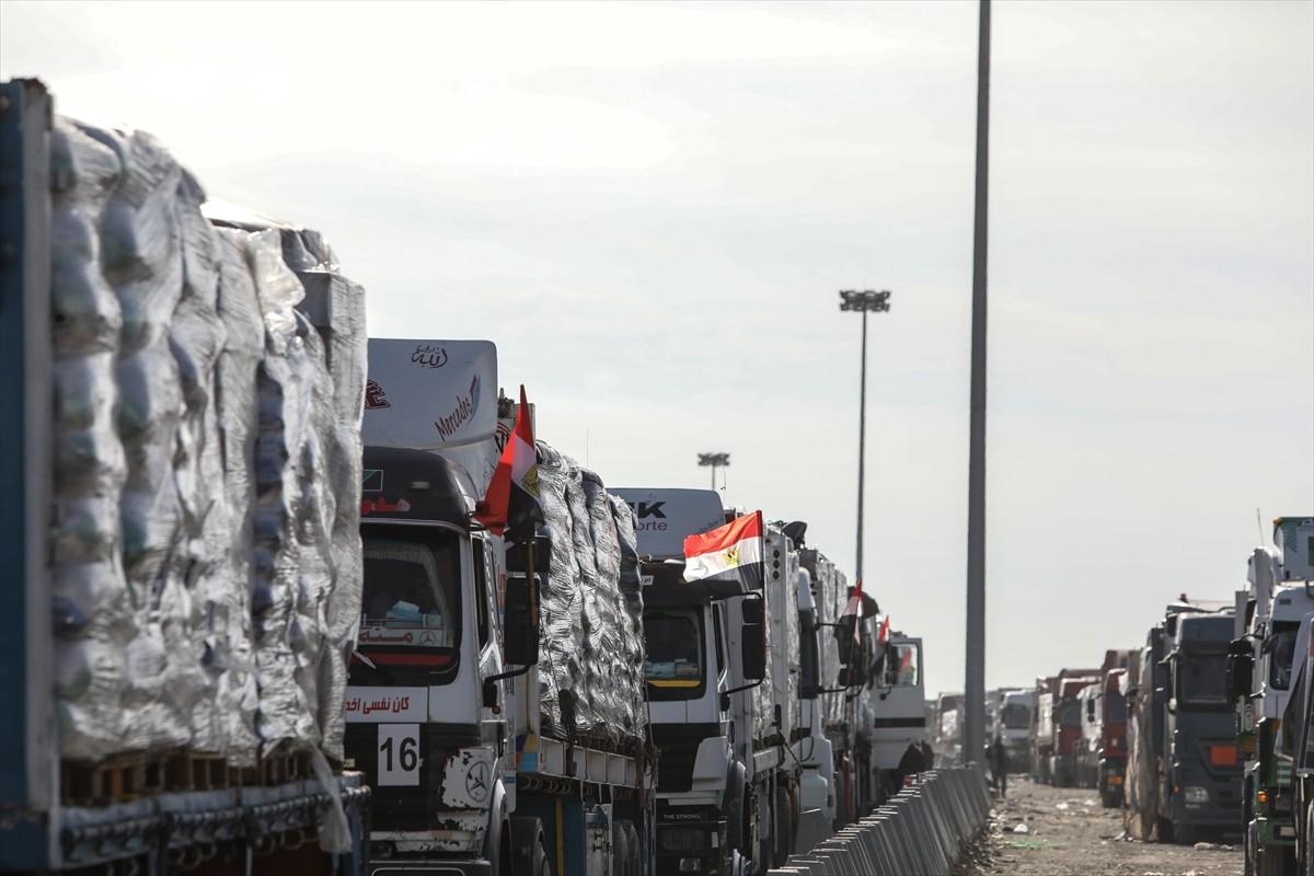 İsrail ile Hamas arasında varılan ateşkes anlaşmasının yürürlüğe girmesinin ardından, yardım...