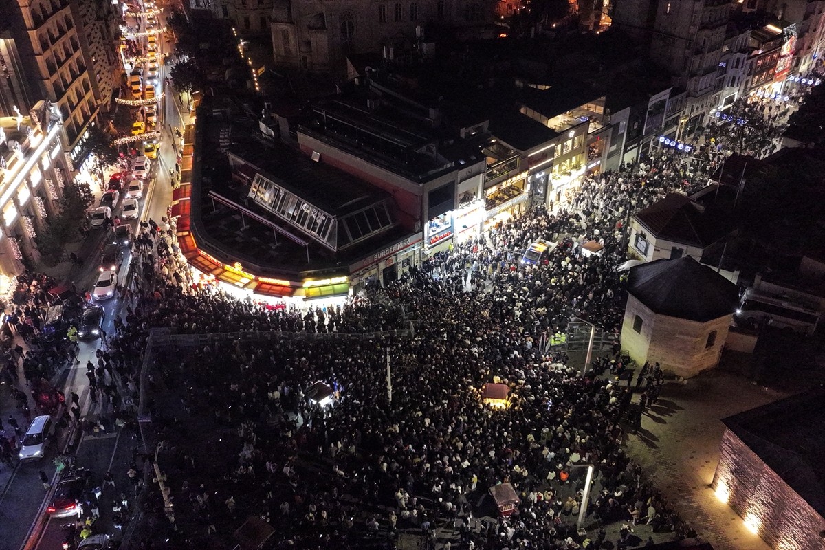 İstanbul'da, binlerce kişi yeni yıla kentin önemli meydan ve caddelerinde düzenlenen kutlamalarla...