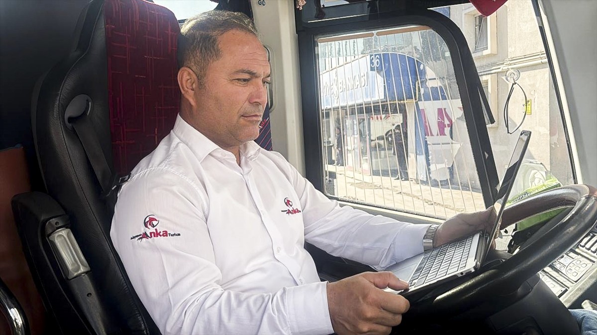 İstanbul'da çalışan bazı otobüs, taksi ve minibüs şoförleri, Anadolu Ajansının (AA) gözünden...