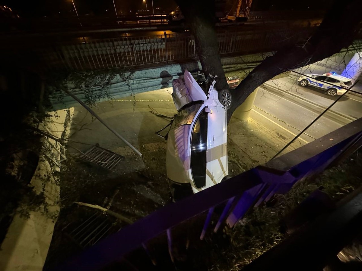 İstanbul Bakırköy ilçesinde bir otomobilin bariyerleri aşıp, köprüden aşağı düşmesi sonucu bir...