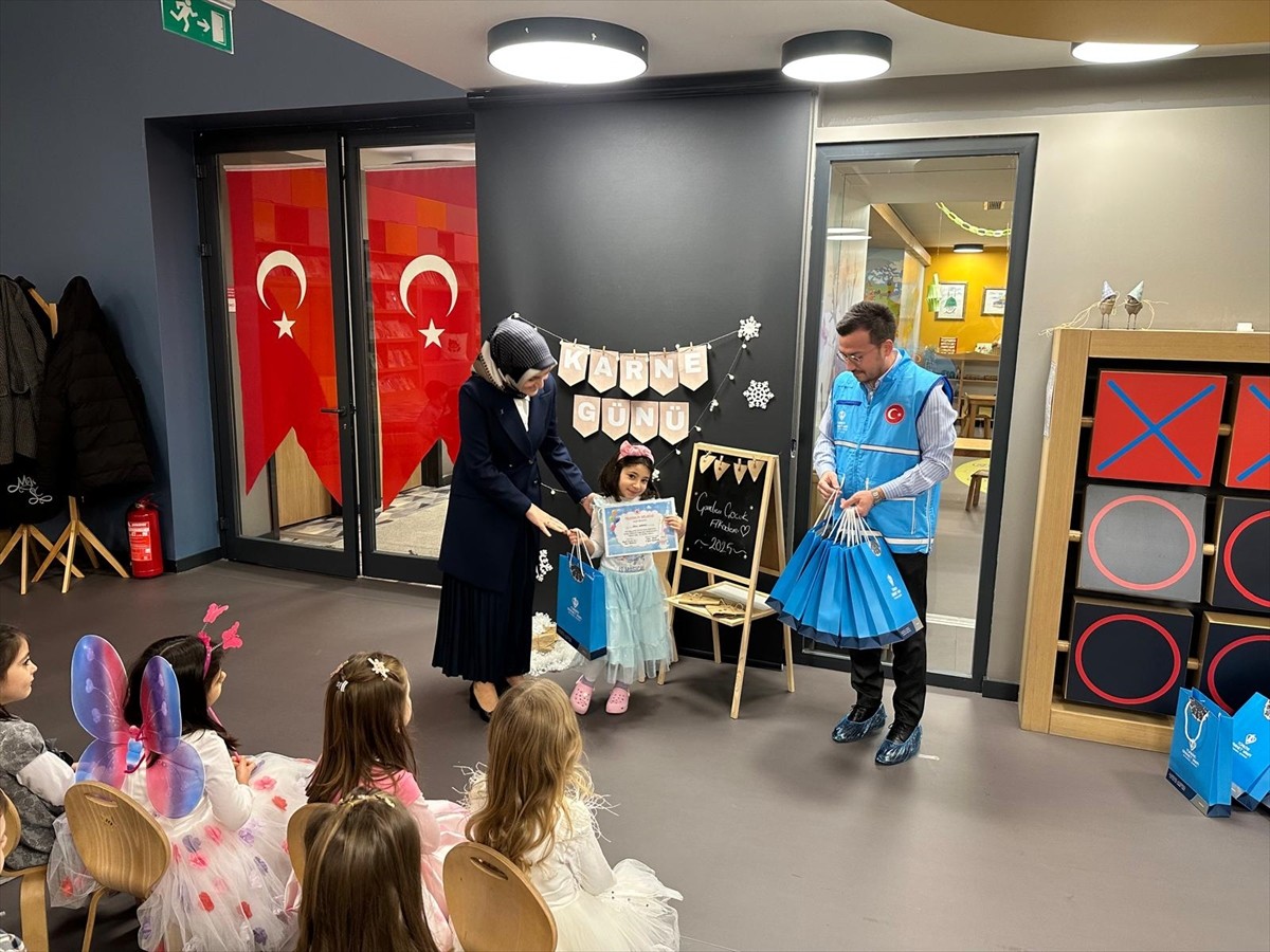 İstanbul Müftülüğüne bağlı olarak eğitim gören 4-6 yaş grubu Kur'an kursu öğrencileri, Büyük...