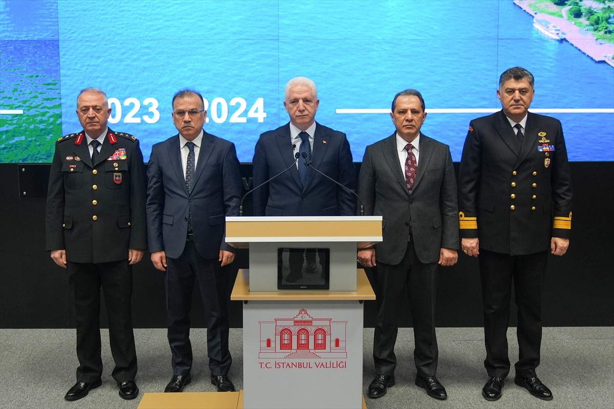 İstanbul Valisi Davut Gül (ortada), emniyet verileri aylık değerlendirme toplantısında...