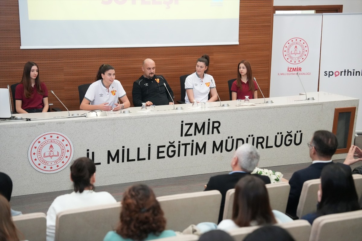 İzmir'de Papara Göztepe Voleybol Şubesi ve spor ürünleri satan bir firmanın sponsorluğunda...