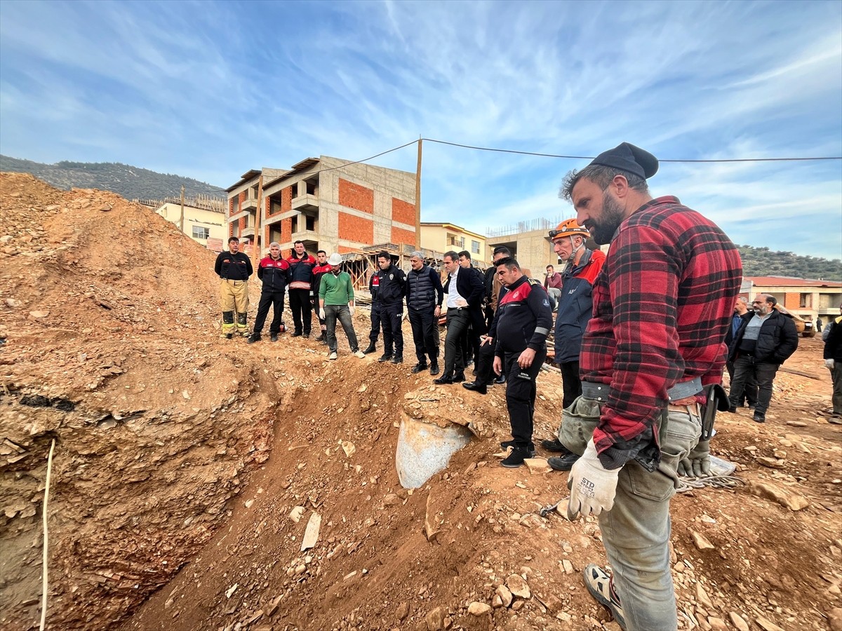 İzmir'in Bayındır ilçesindeki inşaat alanında meydana gelen göçükte kalan işçi...