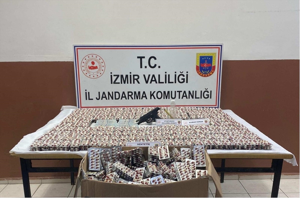 İzmir'in Çiğli ilçesinde düzenlenen uyuşturucu operasyonunda 26 bin sentetik ecza ele geçirildi, 1...