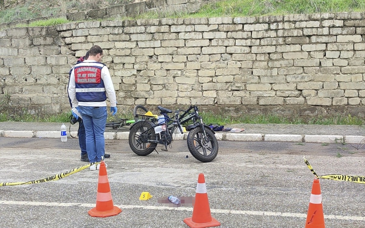 İzmir'in Ödemiş ilçesinde istinat duvarını aşarak yola düşmesi sonucu ağır yaralanan bisikletli...