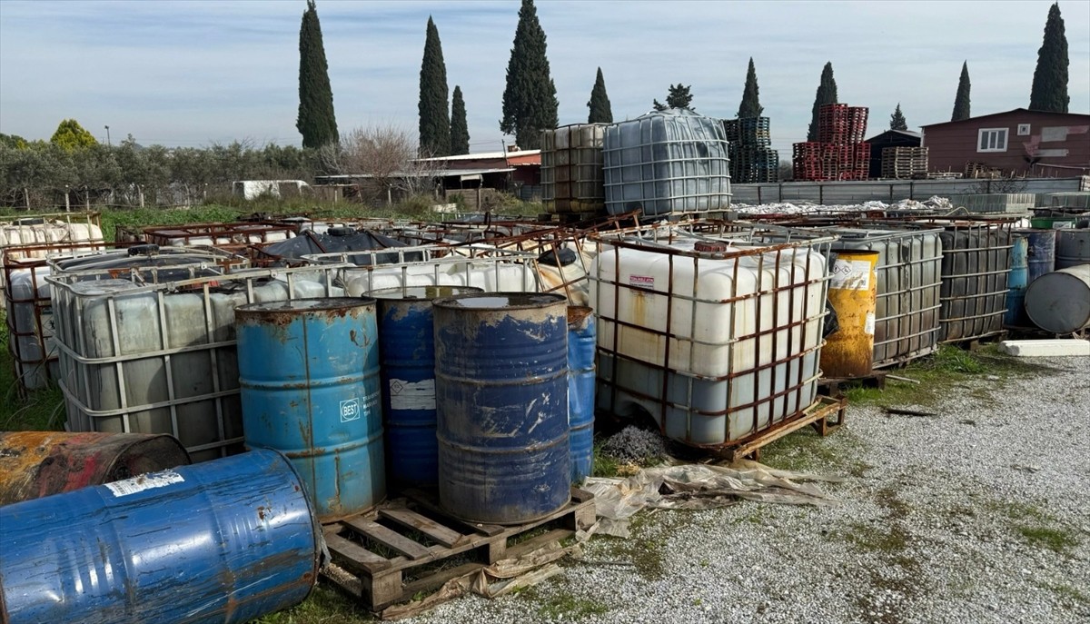 İzmir'in Torbalı ilçesinde 250 ton kaçak akaryakıt ele geçirildi, 3 şüpheli yakalandı.