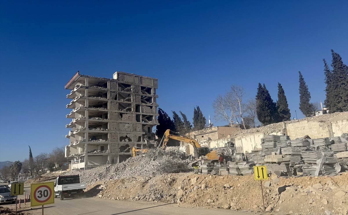 Kahramanmaraş'ta 6 Şubat 2023'teki depremlerde hasar gören binaların yıkımı devam ediyor.