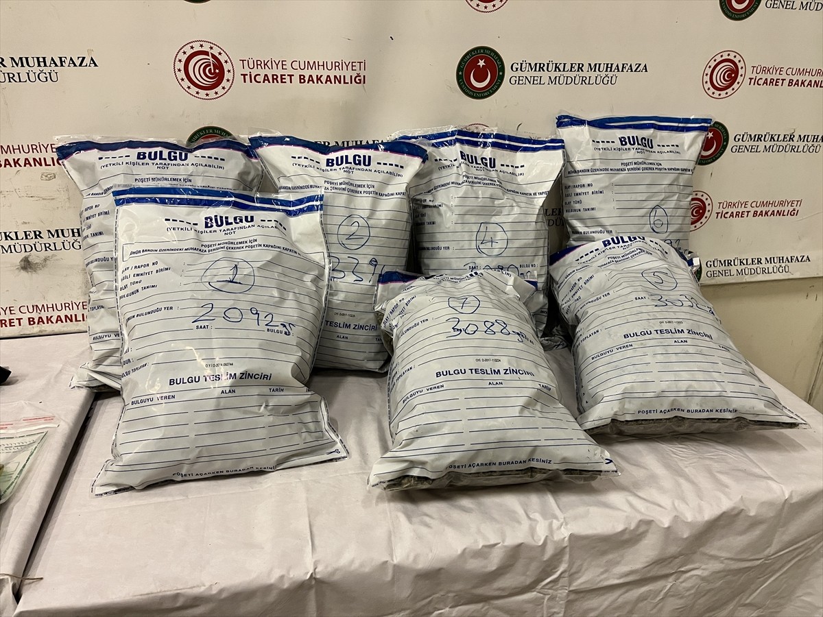 Kapıkule Sınır Kapısı'nda gümrük muhafaza ekiplerince gerçekleştirilen iki ayrı operasyonda...