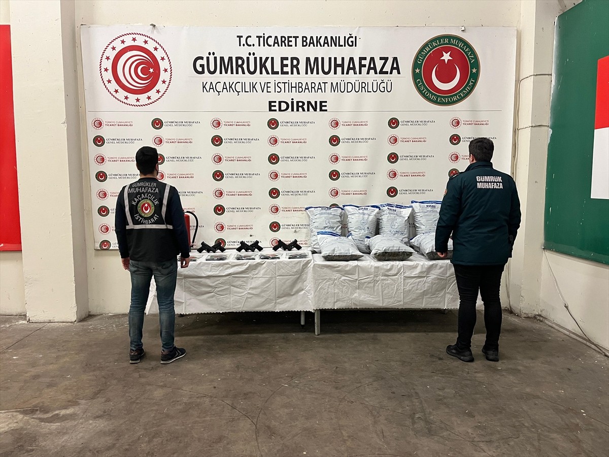 Kapıkule Sınır Kapısı'nda gümrük muhafaza ekiplerince gerçekleştirilen iki ayrı operasyonda...