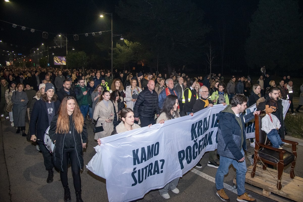 Karadağ'ın güneyindeki Cetinje şehrinde 13 kişinin öldüğü silahlı saldırıyı protesto etmek için...