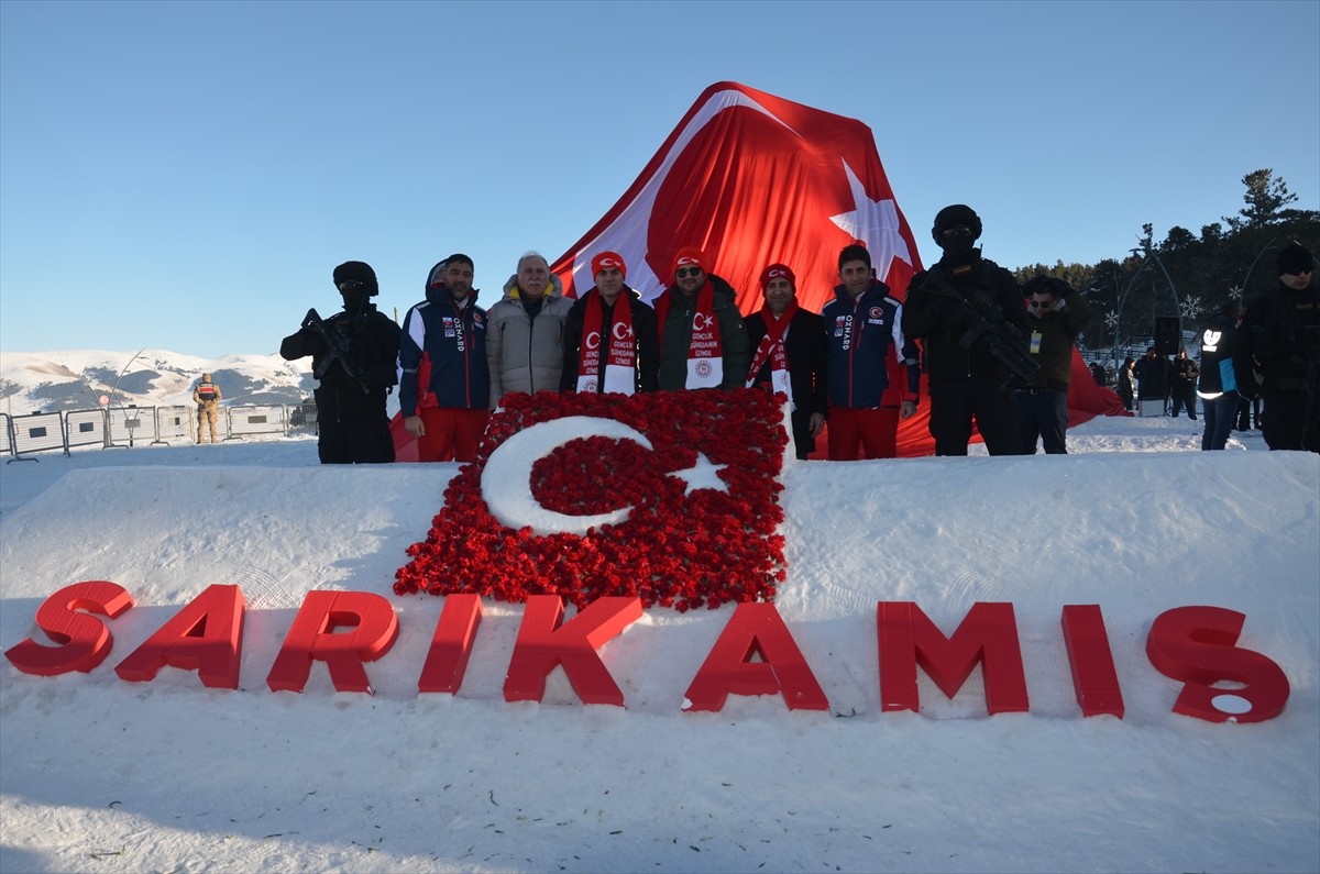 Kars'ta Sarıkamış Şehitleri'ni anma programı kapsamında yapılan "Kardan Heykeller Sergisi'nin"...