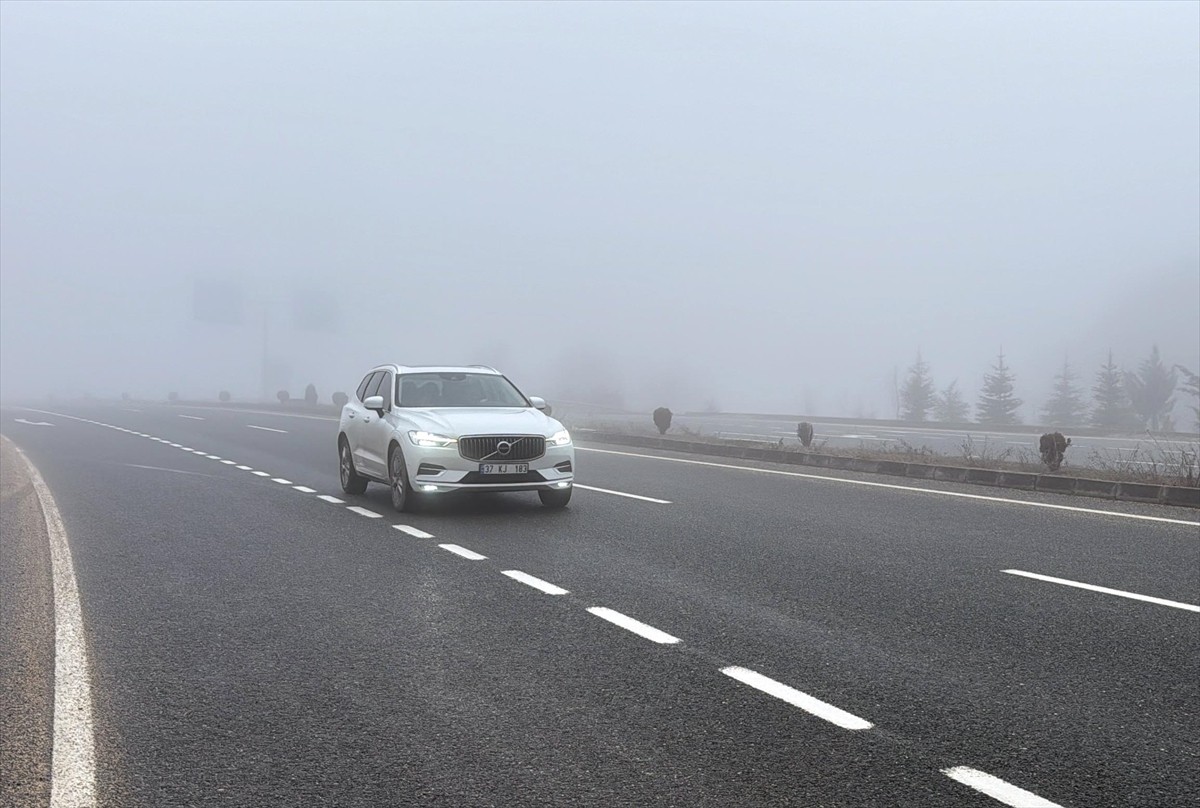 Kastamonu'da, D-765 kara yolunun Ilgaz Dağı kesimi ile İstanbul yolu mevkisinde sis etkili...