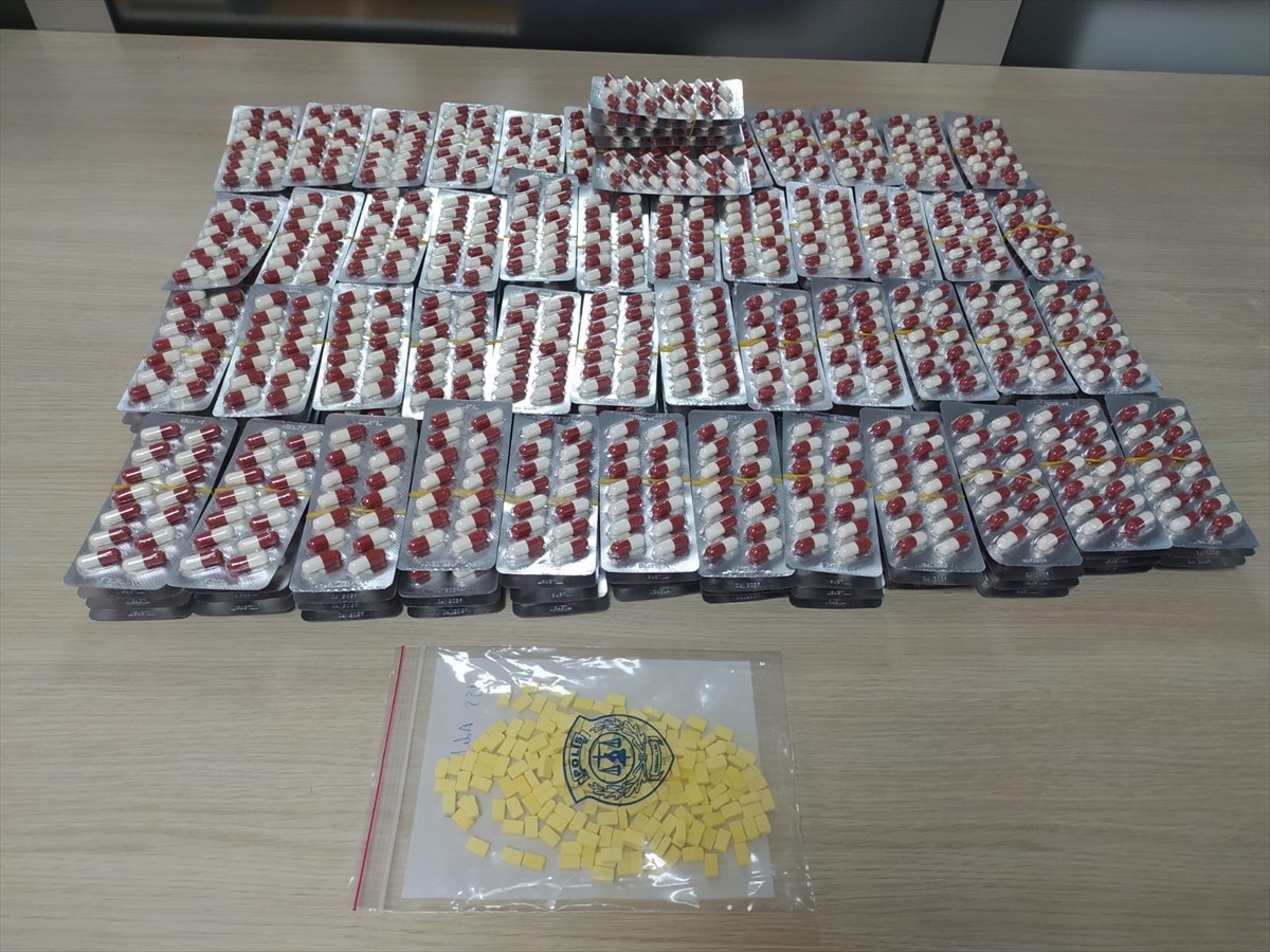 Kastamonu'da uyuşturucu hapla yakalanan 3 kişiden 2'si tutuklandı. Şüphelilerin üst ve eşya...