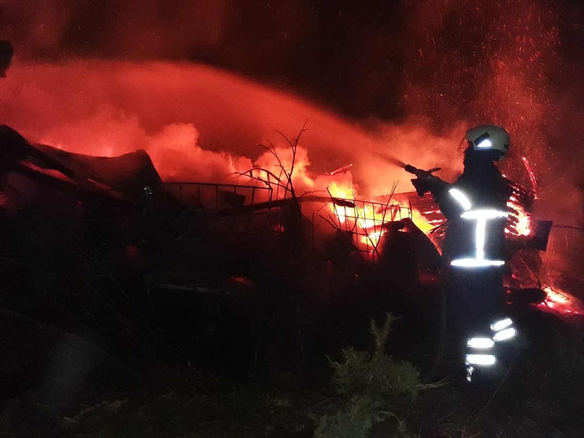 Kastamonu'nun Çatalzeytin ilçesinde yangın çıkan evde yaralanan kişi hastaneye kaldırıldı. 