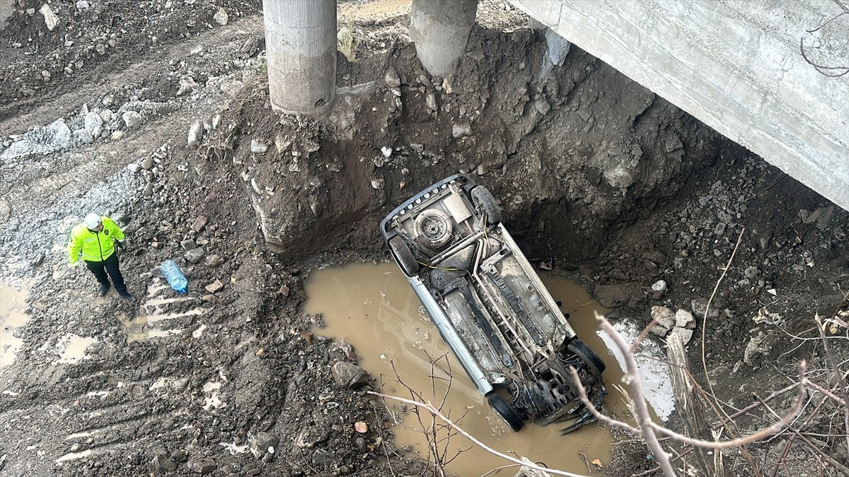 Kastamonu'nun İnebolu ilçesinde dereye devrilen hafif ticari araçtaki 3 kişi yaralandı.