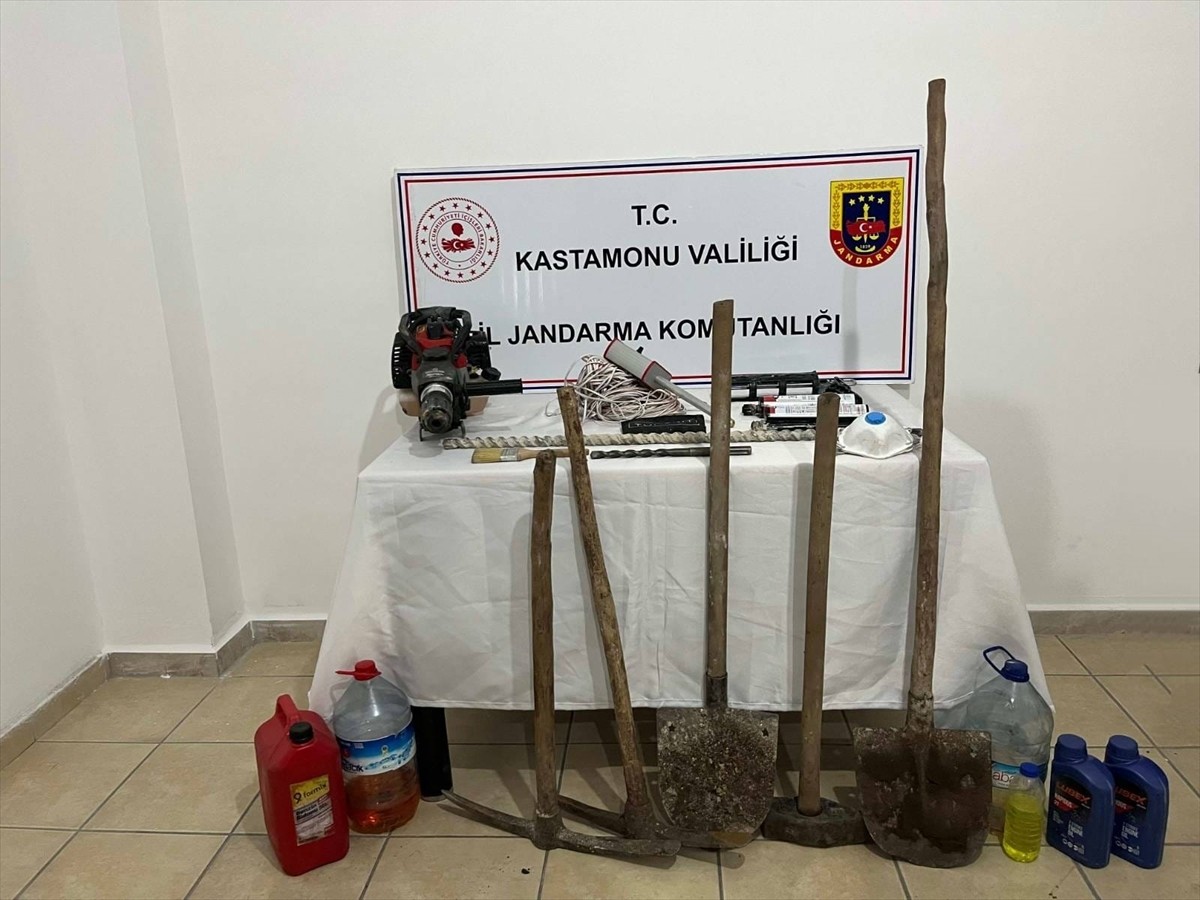 Kastamonu'nun Tosya ilçesinde kaçak kazı yaparken yakalanan 5 kişi gözaltına alındı. Yapılan...