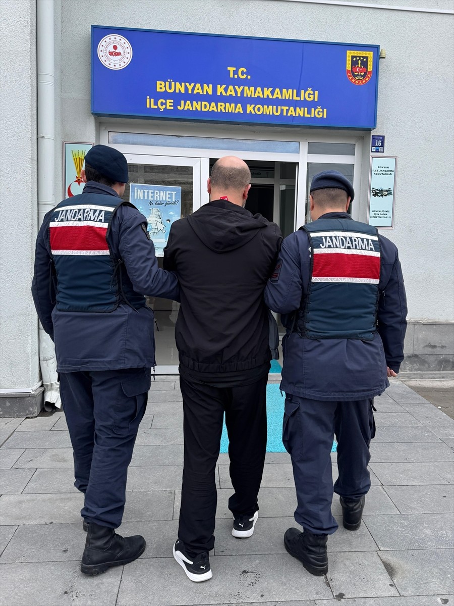Kayseri'de uyuşturucu ticaretinden hakkında 21 yıl 6 ay 15 gün hapis cezası bulunan firari hükümlü...