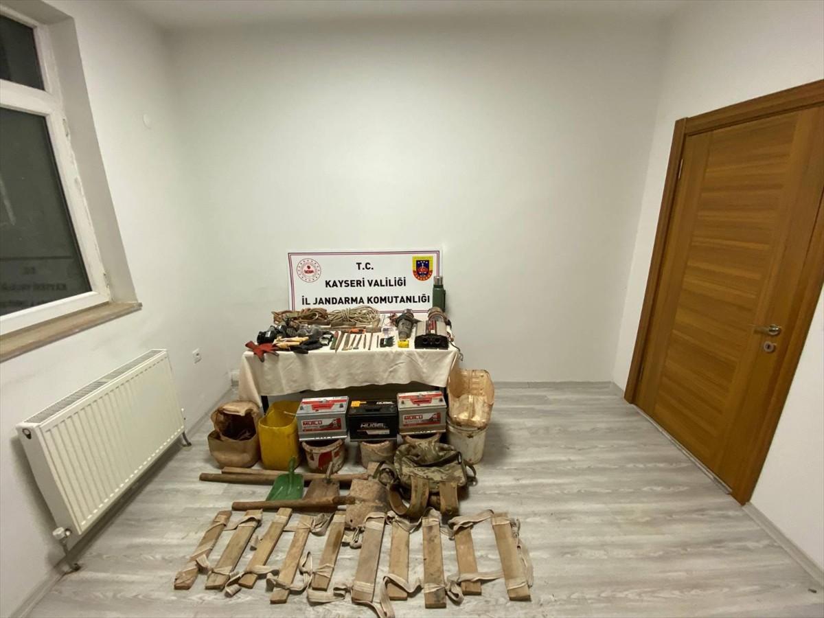Kayseri'nin Felahiye ilçesinde sit alanında kaçak kazı yapan 4 şüpheli gözaltına alındı. Yapılan...