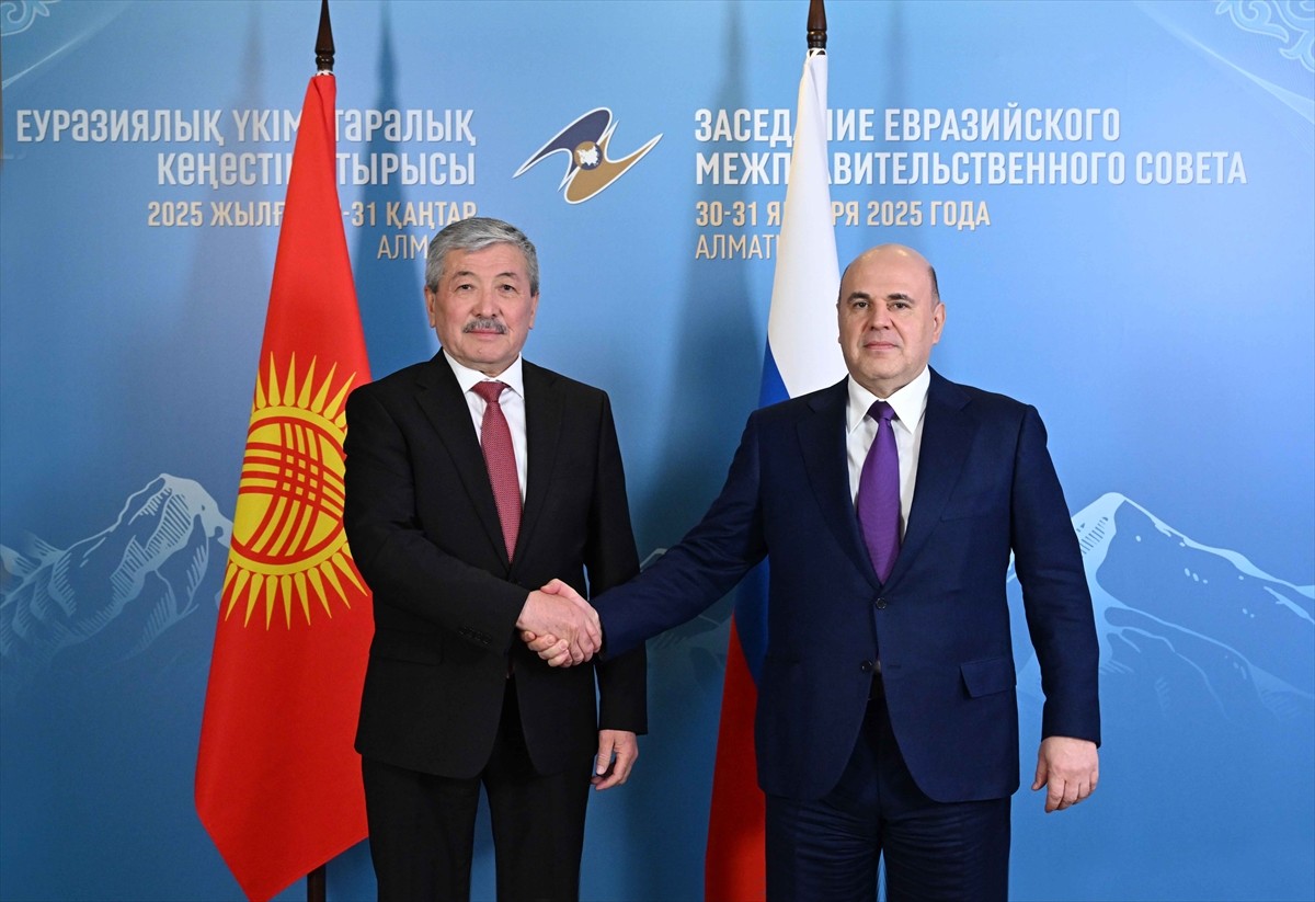 Kırgızistan Bakanlar Kurulu Başkanı Adılbek Kasımaliyev, Rusya Başbakanı Mihail Mişustin ile...