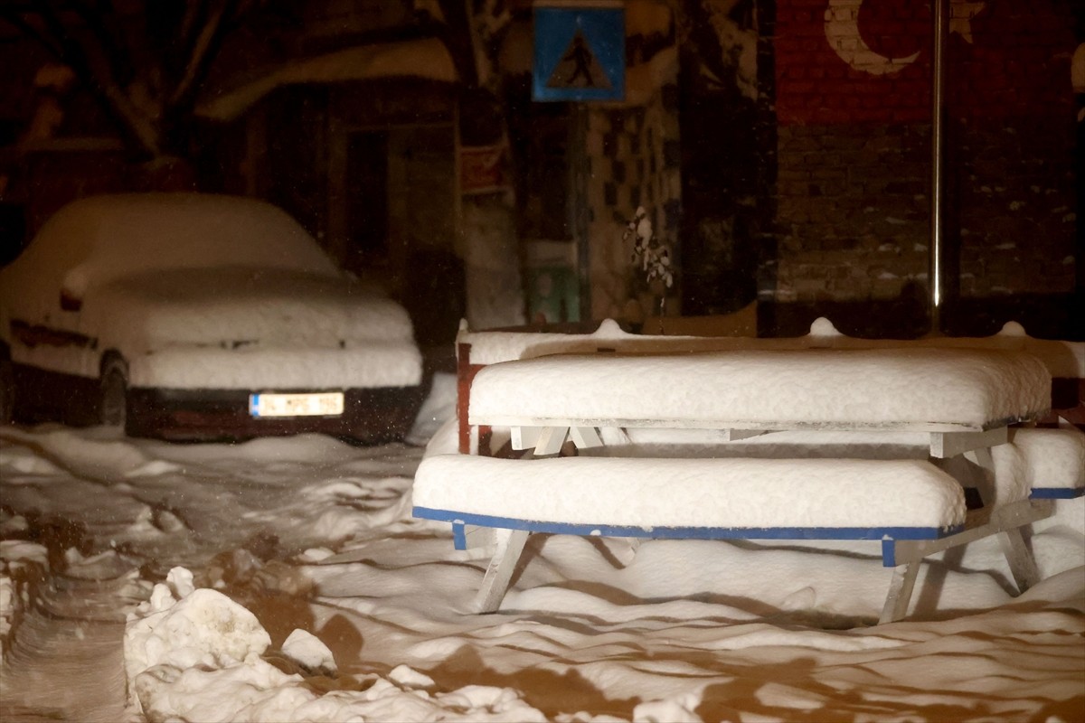 Kırklareli'nin yüksek kesimlerinde etkisini arttıran kar yağışı yaşamı olumsuz etkiliyor....