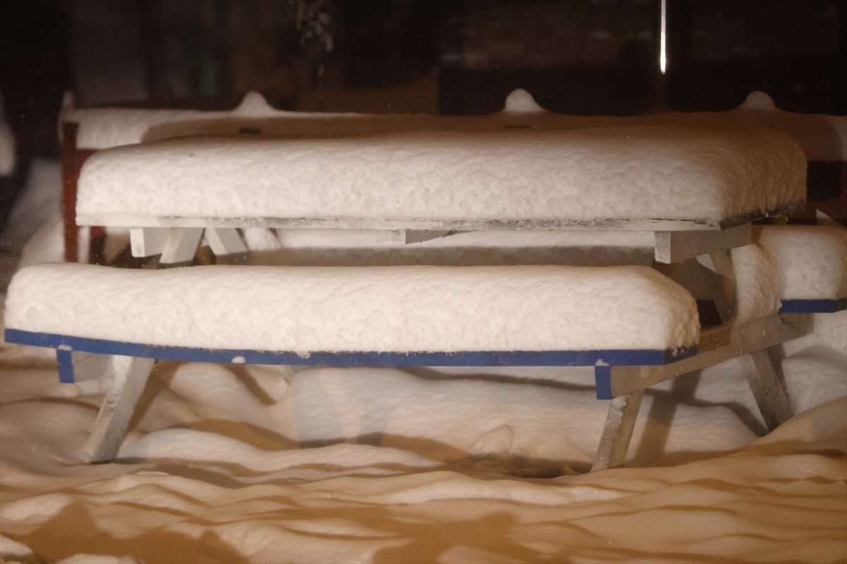 Kırklareli'nin yüksek kesimlerinde etkisini arttıran kar yağışı yaşamı olumsuz etkiliyor....