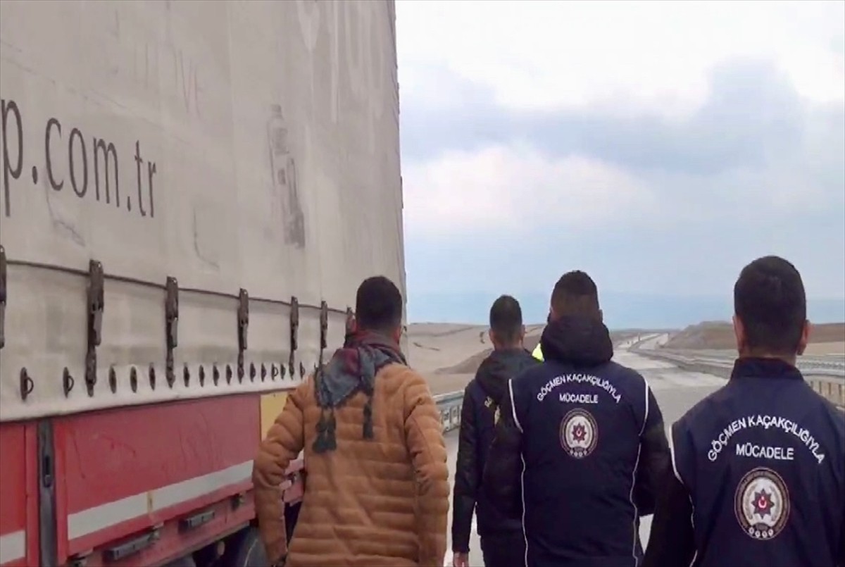Kırşehir'de polis ekiplerince durdurulan tırın dorsesinde, yurda yasa dışı yollarla girdiği tespit...