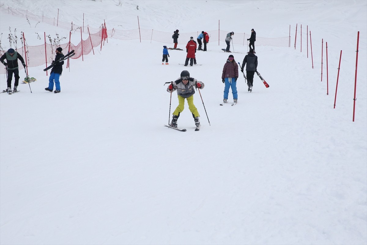 Kış turizm merkezlerinden Ilgaz Dağı'ndaki Yurduntepe Kayak Merkezi'nde hafta sonu yoğunluğu...