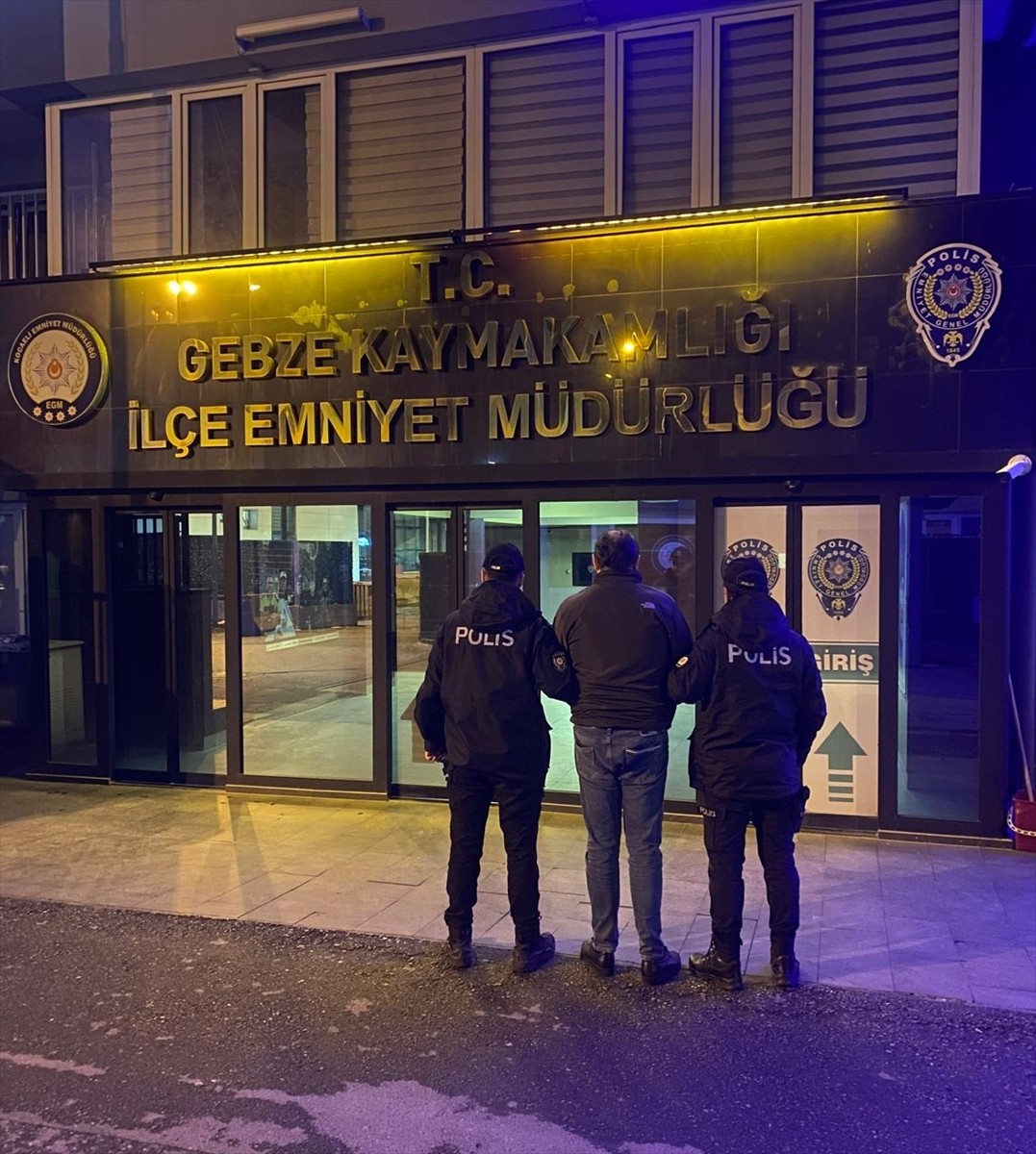 Kocaeli'de çeşitli suçlardan haklarında kesinleşmiş hapis cezası bulunan 3 hükümlü...