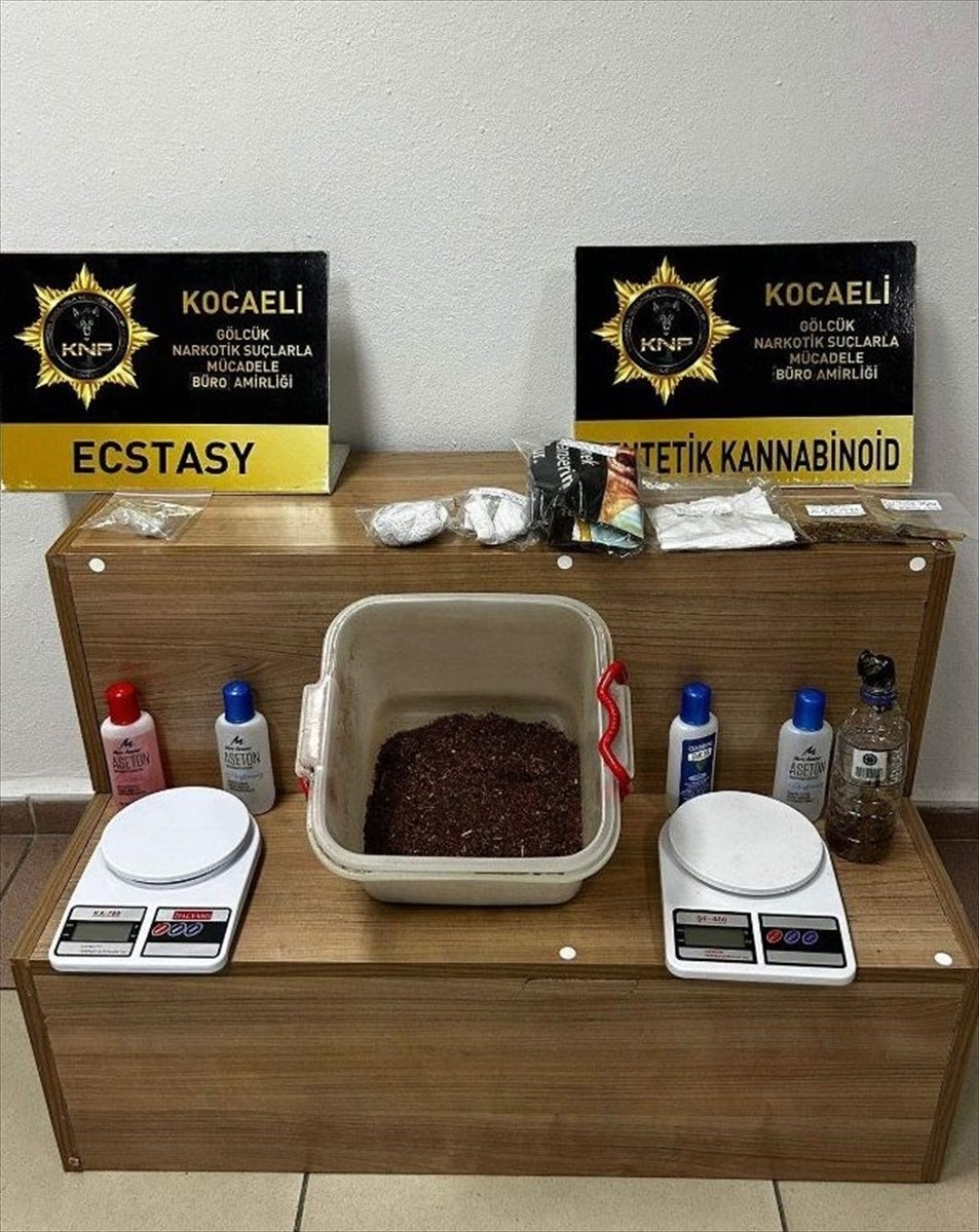 Kocaeli'de düzenlenen uyuşturucu operasyonunda gözaltına alınan 4 şüpheliden 3'ü tutuklandı....