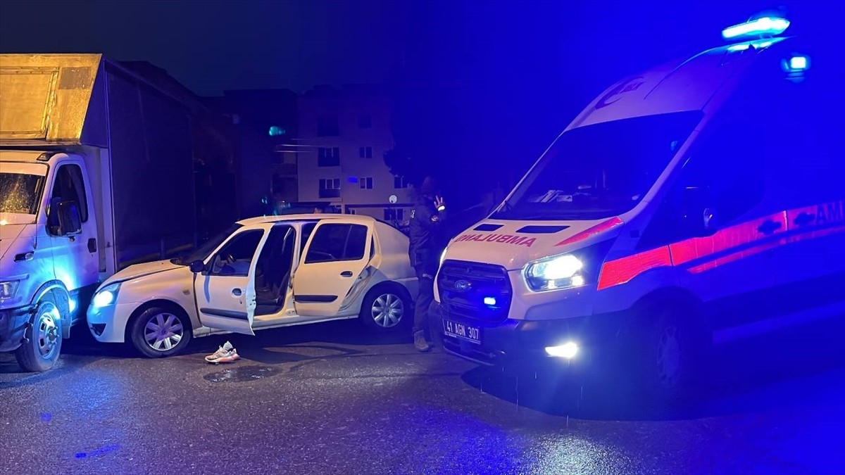 Kocaeli'nin Çayırova ilçesinde komşular arasında "araç park etme" meselesinden çıkan silahlı...