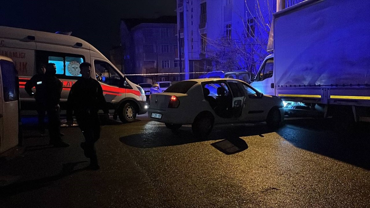 Kocaeli'nin Çayırova ilçesinde komşular arasında "araç park etme" meselesinden çıkan silahlı...