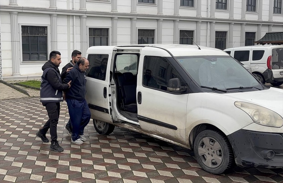 Kocaeli'nin Darıca ilçesinde bir kişi, tartıştığı eşini pompalı tüfekle vurarak öldürdü....