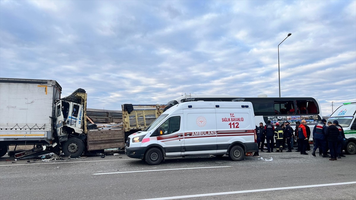 Konya'da park halindeki tıra çarpan kamyon ile yolcu otobüsünün karıştığı trafik kazasında, ilk...