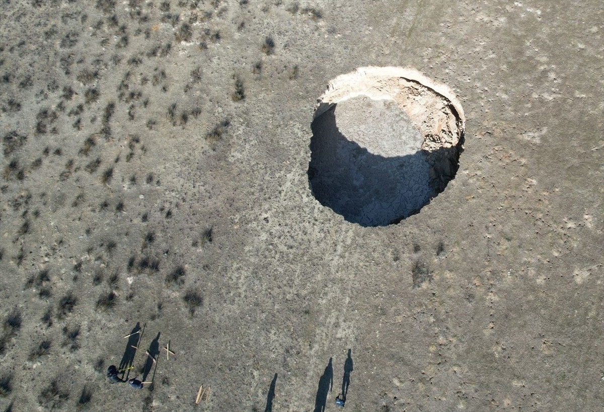 Konya'nın Altınekin ilçesinde 7 metre derinliğinde, 50 metre çapında obruk oluştu.