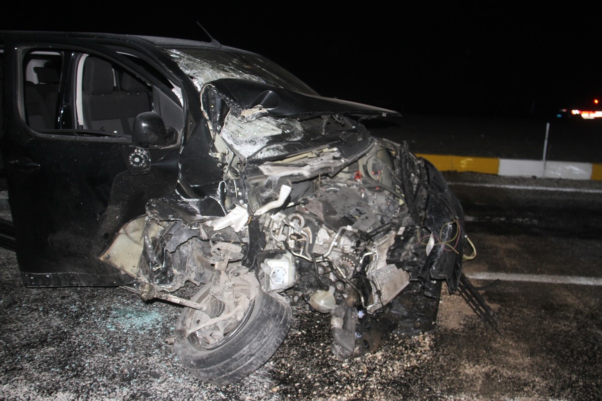 Konya'nın Beyşehir ilçesinde turistleri taşıyan minibüs ile otomobilin çarpışması sonucu 1 kişi...